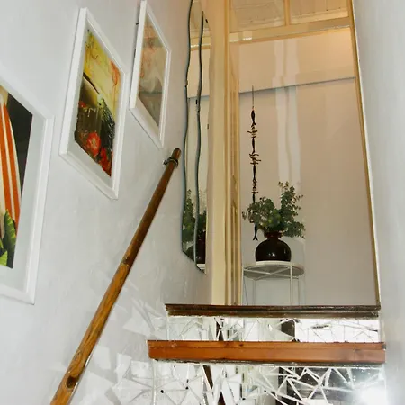 The Corner House - Charming Rustic In The Heart Of