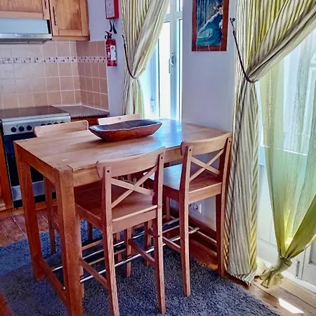 The Corner House - Charming Rustic In The Heart Of