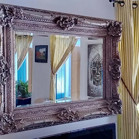 The Corner House - Charming Rustic In The Heart Of بيت للعطل