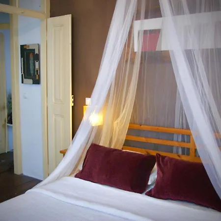 The Corner House - Charming Rustic In The Heart Of *