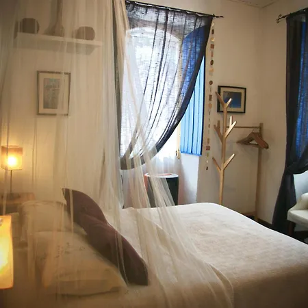 The Corner House - Charming Rustic In The Heart Of