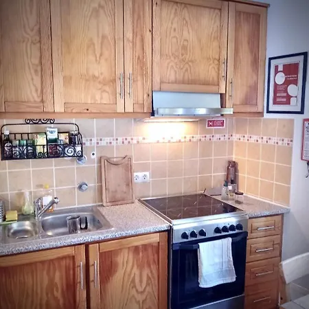 The Corner House - Charming Rustic In The Heart Of