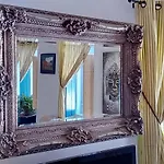 The Corner House - Charming Rustic In The Heart Of בית נופש