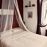 The Corner House - Charming Rustic In The Heart Of בית נופש